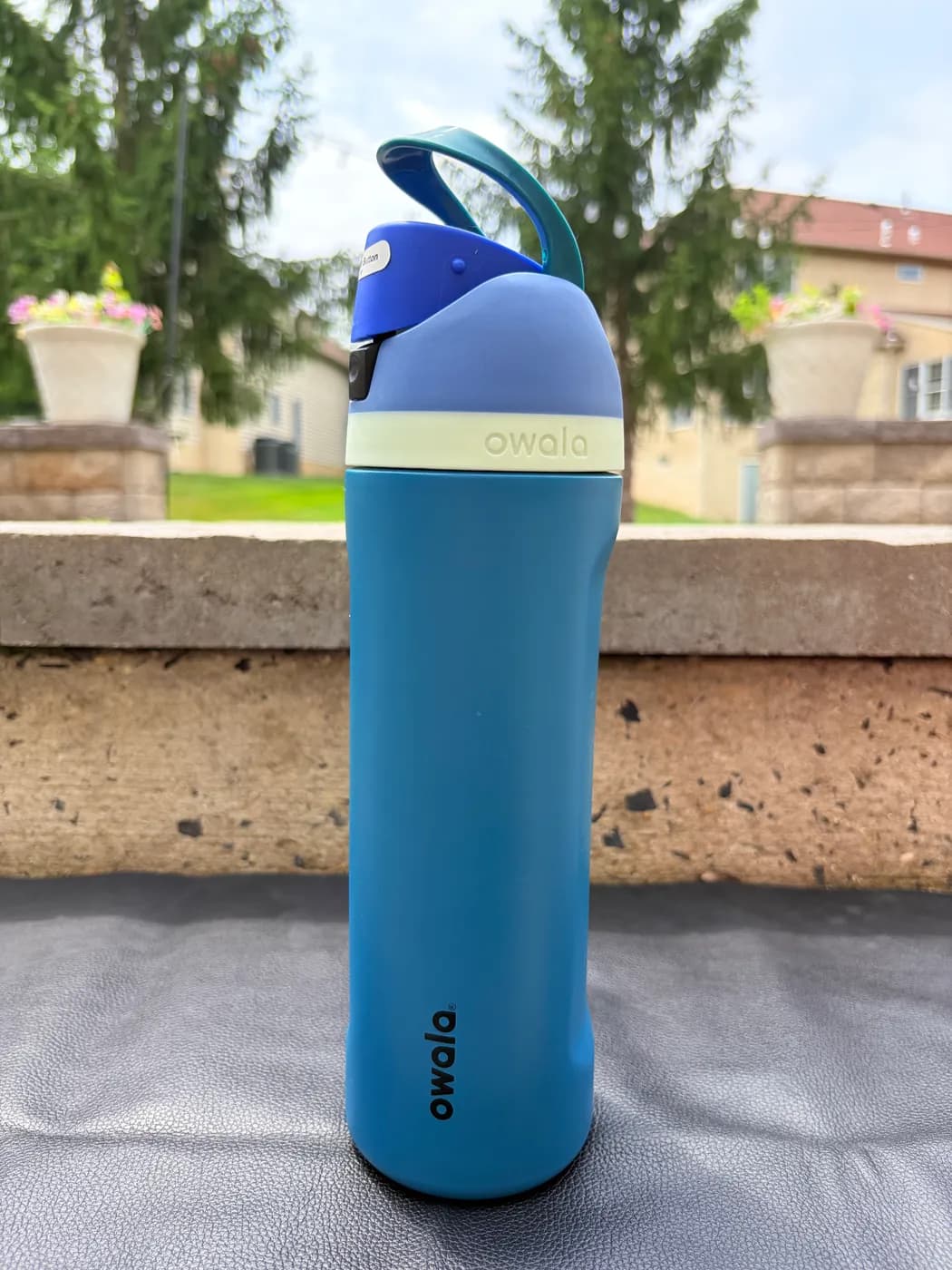 Owala 24oz FreeSip in Blue Oasis