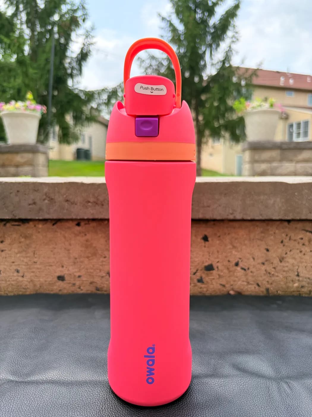 Owala FreeSip in Hyper Flamingo